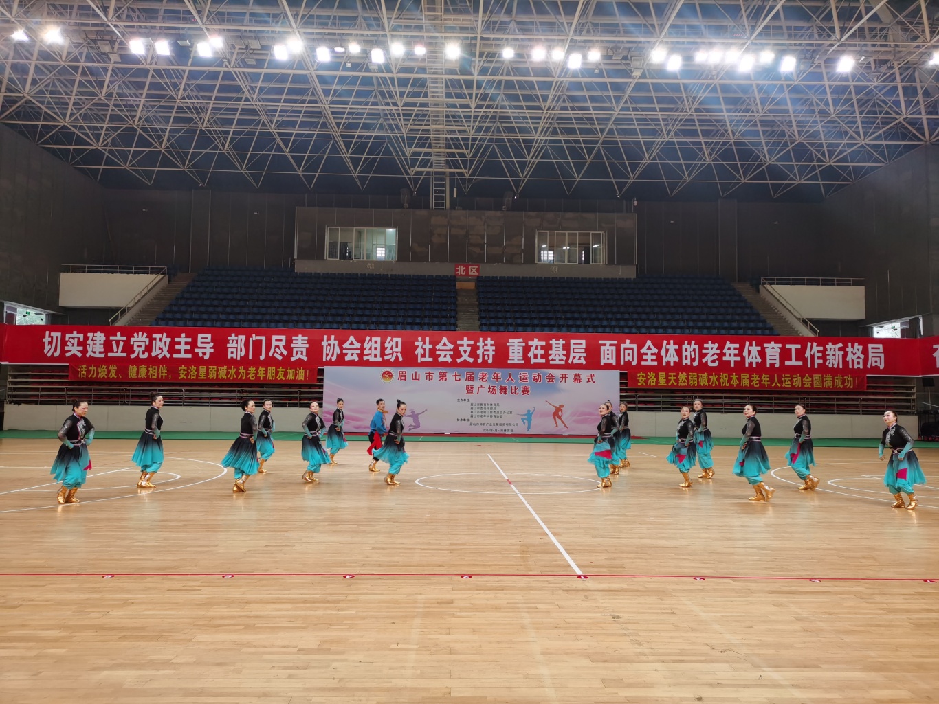 广场舞比赛现场。.jpg