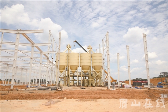 眉山澳力鑫新材料有限公司二期项目建设现场，工人正全力以赴赶工期。