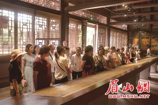 旅行团参观三苏祠博物馆。.jpg