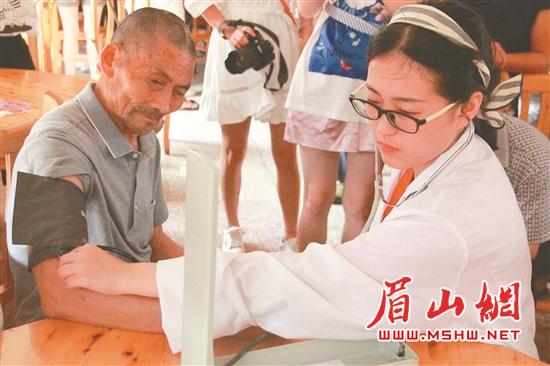 大学生志愿者为老人量血压。.jpg