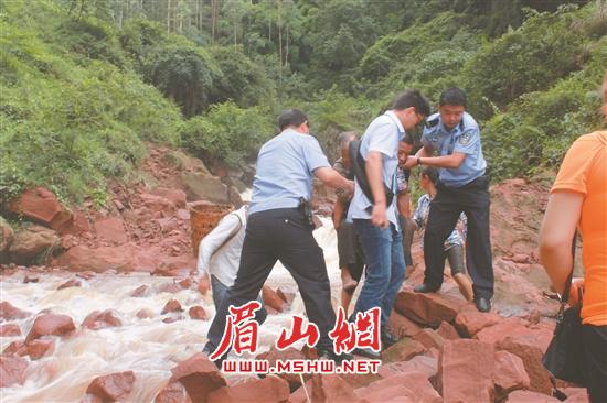 民警在老峨山崖壁下找到走失老人。.jpg