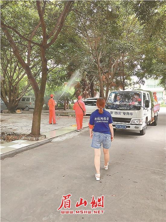 工作人员除蚊虫现场。.jpg