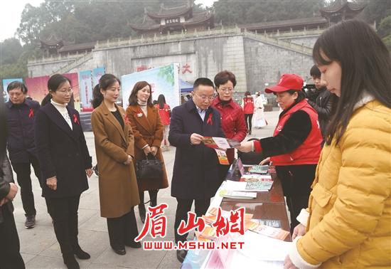 毛洪涛一行在朱莉等的陪同下了解丹棱防艾宣传情况。.jpg