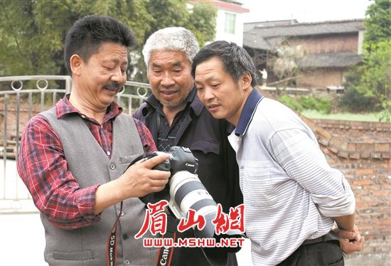 杨培珍（左一）用镜头记录丹棱变迁。.jpg