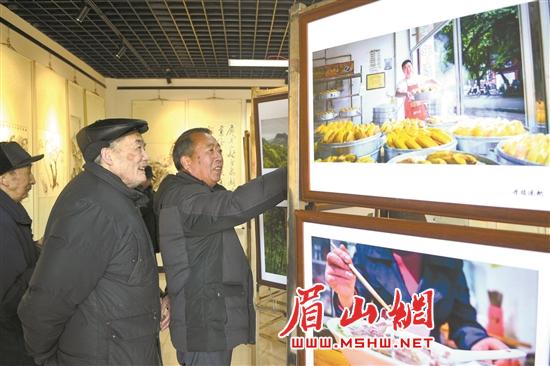 美术书法摄影作品展吸引众多市民参观。.jpg