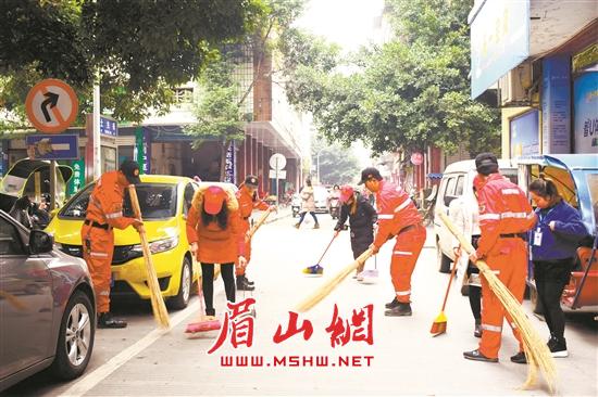 志愿者正在清扫街道。.jpg
