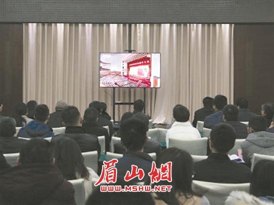 丹棱县干部积极收看庆祝改革开放40周年大会直播。.jpg
