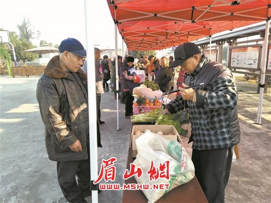 乡村周末集市，土特产受欢迎。.jpg