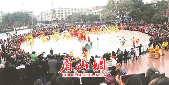 巡演活动吸引上万名市民观看。.jpg