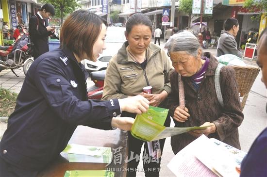 工作人员向群众讲解森林防火知识。.jpg