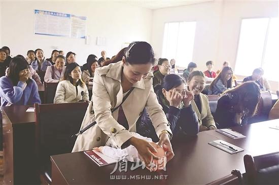 学员们利用模型娃娃，学习婴幼儿护理技能。.jpg