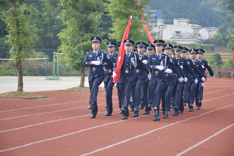 国旗护卫队迈着整齐的步伐，护送国旗走向升旗台.jpg
