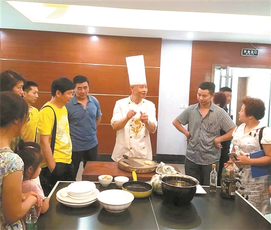 向讲座听众讲解东坡肘子炒料技艺。.jpg