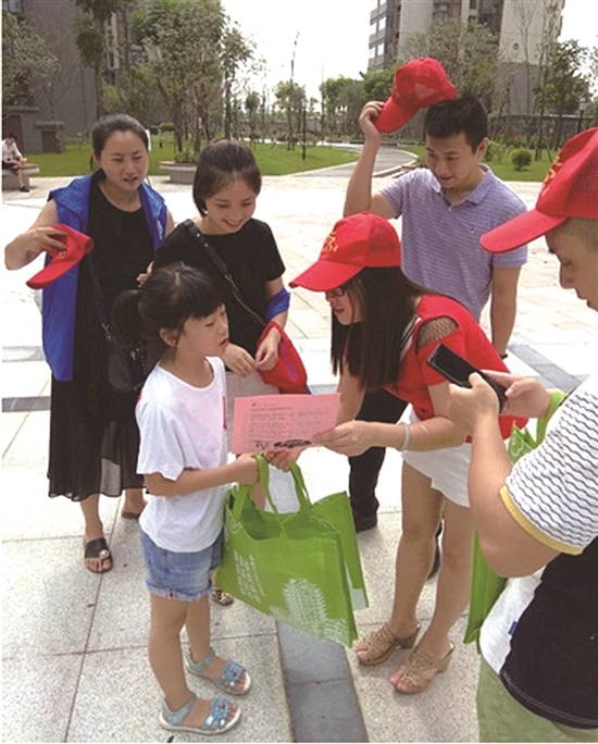 志愿者发放创文宣传材料。.jpg