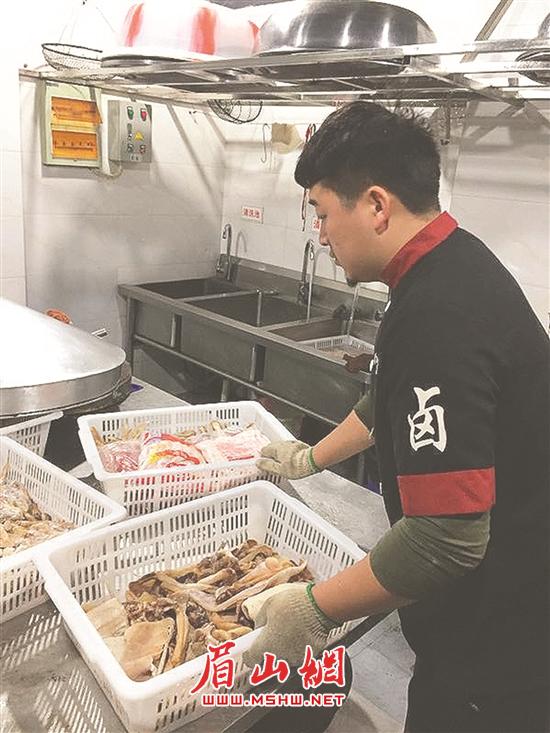 工作中的江路军。.jpg