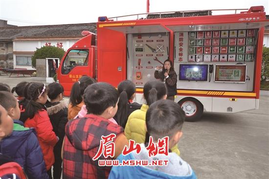 讲解消防安全知识。.jpg