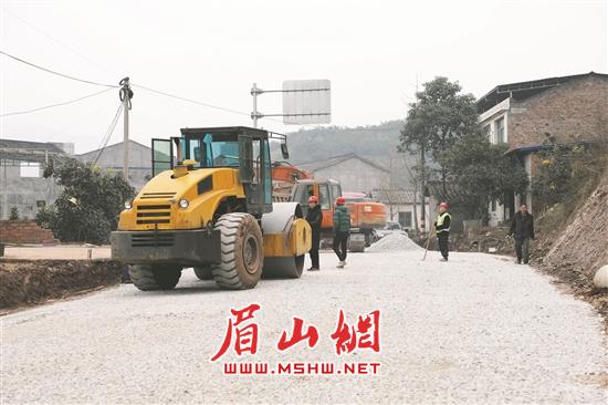 晋凤至蒲江路面改造工程，工人正在加紧施工。.jpg