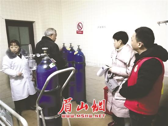 检查组对氧气瓶装置进行检查。.jpg
