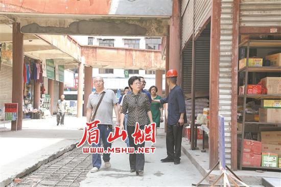 朱莉在金鑫市场抽查市场升级改造情况。.jpg