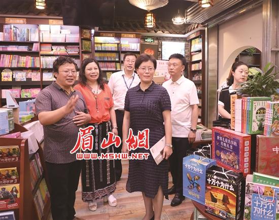 朱莉在东坡区图书馆东坡书院分馆调研。.jpg