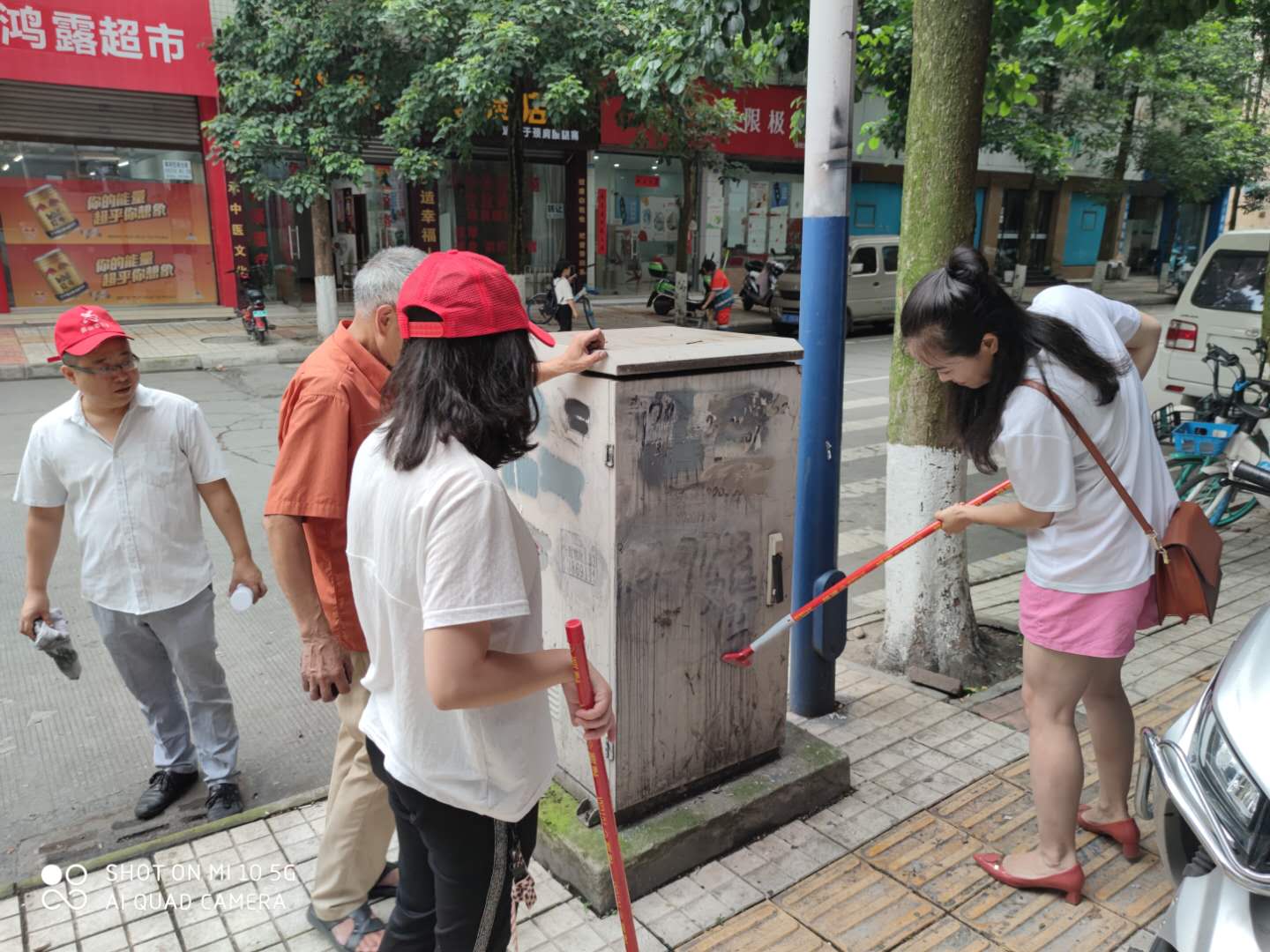 整治街面“牛皮癣”.jpg