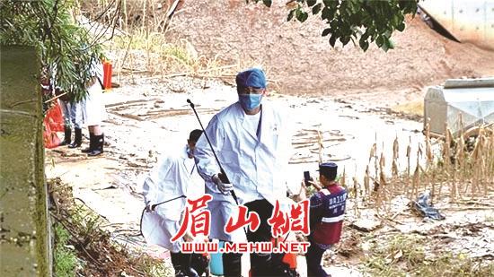防疫人员正在对受灾房屋进行现场消杀毒。.jpg