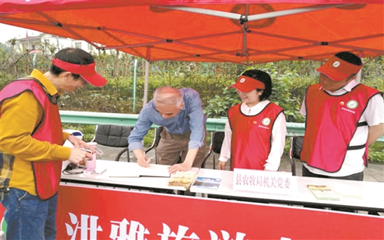 游客主动在意见簿上留言点赞志愿服务。.jpg