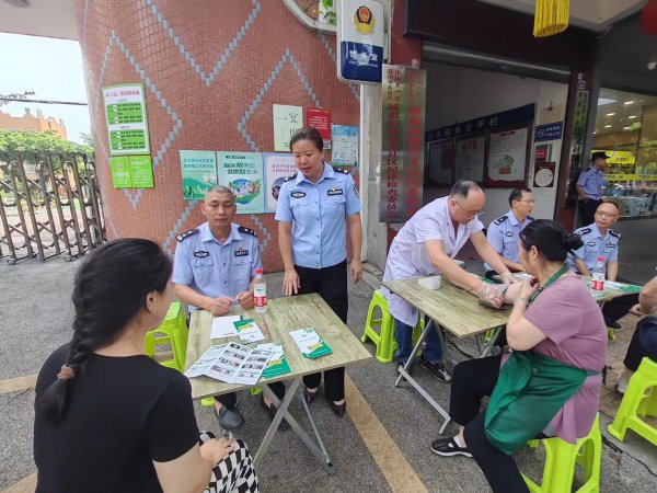 为居民讲解有关知识。