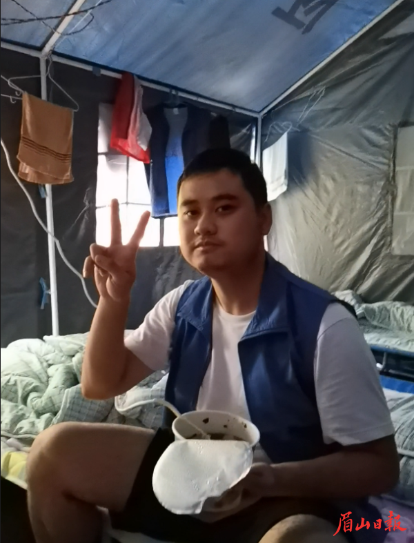 何钇甫。