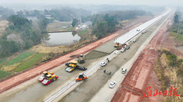  梓州大道南延线路面施工现场。