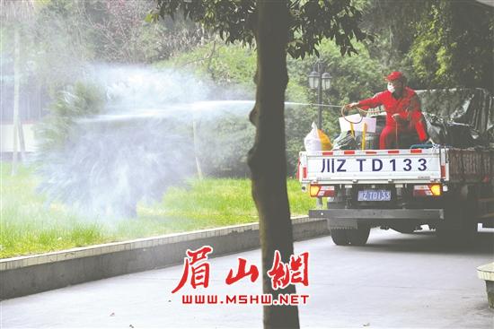 专业技术人员使用超低容量喷雾机。.jpg