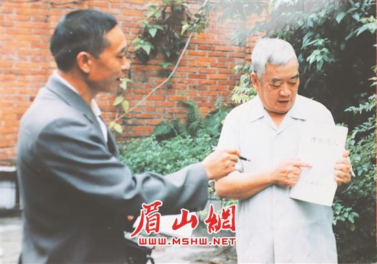 1998年，正与采访对象交谈的刘树军（左）。.jpg