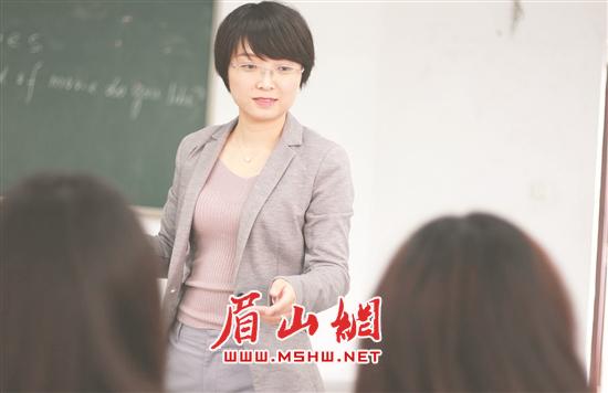 胡静在为学生上课。.jpg