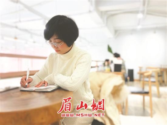 胡静在准备教学视频的录制材料。.jpg