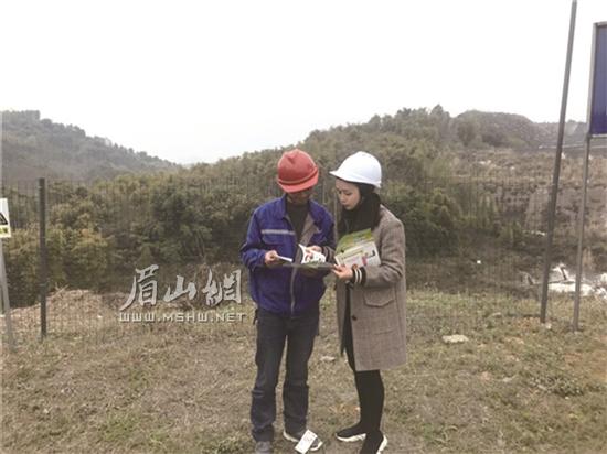 工作人员给企业员工讲解《环境保护法》。.jpg