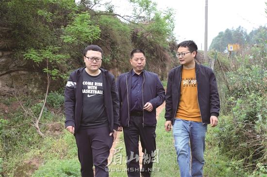 新老第一书记和村支部书记罗崇良走访村组。.jpg