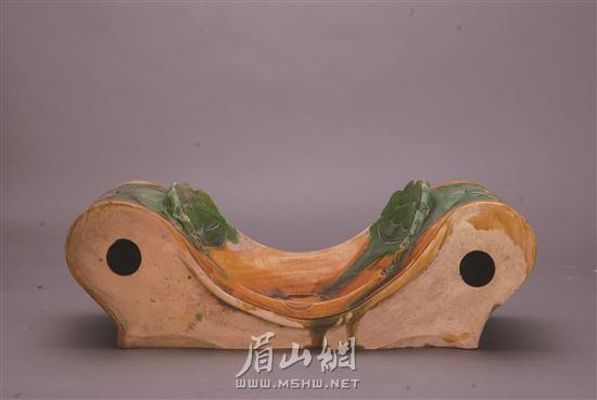 明三彩瓷枕。.jpg