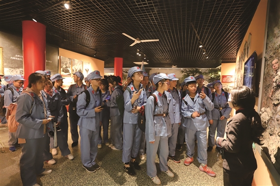 学生聆听英雄故事。.jpg