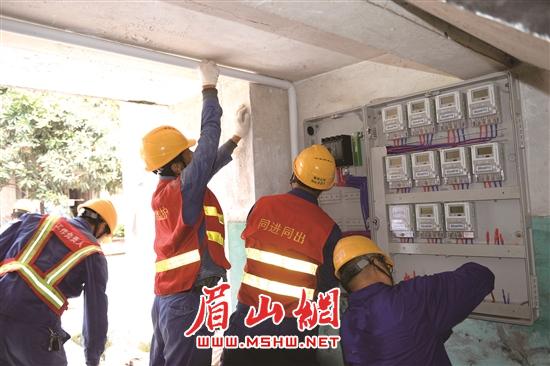 电力工人在项目推进中加紧作业。.jpg
