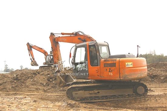 在竹里桃花建设现场，挖掘机正在进行土方堆坡作业。.jpg