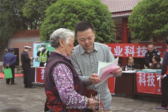 工作人员正在宣传农村交通安全知识。.jpg
