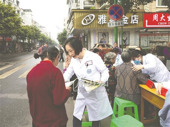 向群众宣传卫生防病知识。.jpg