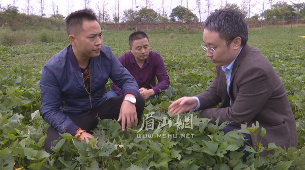 黄睿哲（左）在基地里与人交流。.bmp