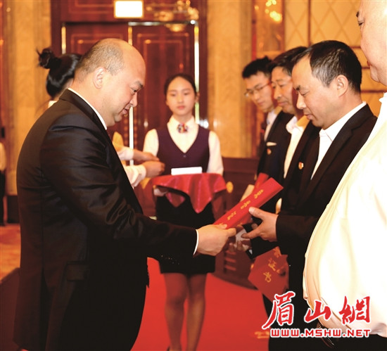 仁寿县人才工作暨五一劳模座谈会召开