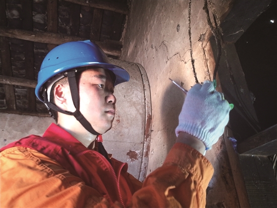 电力工人检修供电线路。.jpg