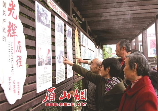 参观党史教育基地。.jpg