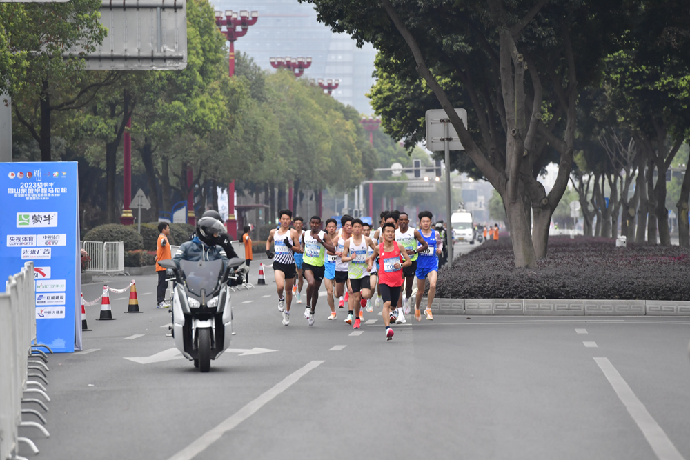 参加半程马拉松的运动员正在相互追赶。眉山日报全媒体记者 廖波 摄 (1).JPG