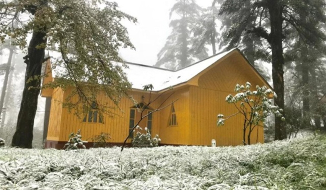 瓦屋山风景区迎来入秋后第一场雪