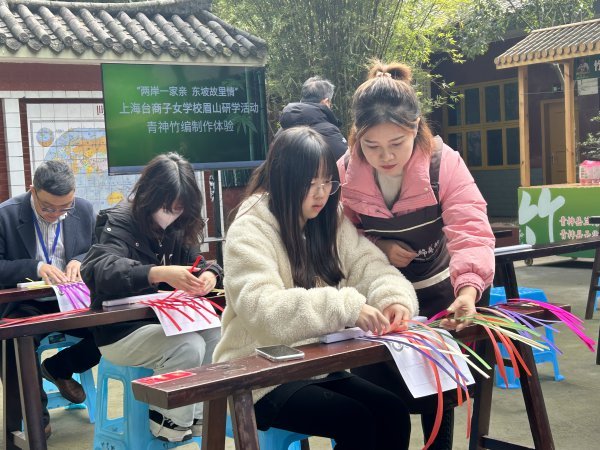  上海台商子女学校体验非物质文化遗产青神竹编。