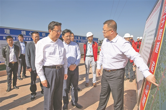 慕新海在仁寿黑龙滩景区雨污拦截沟2号斜井工地调研督导省重点项目推进情况。本报记者 杨槐 摄.jpg